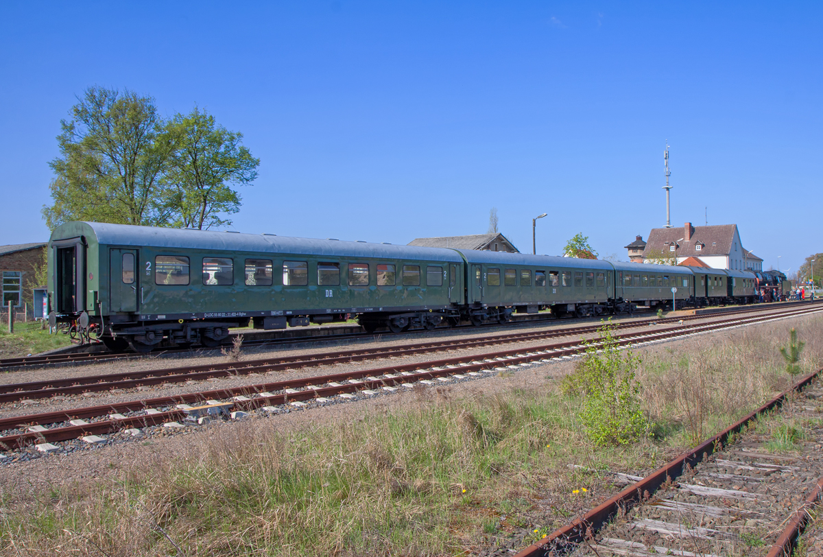 Auf dem Bahnhof Löcknitz abgestellter Sonderzug mit DR Reisezug-, Bahndienstwagen und der Lok 03 2155 mit Tender voraus in Richtung Pasewalk. - 05.05.2013