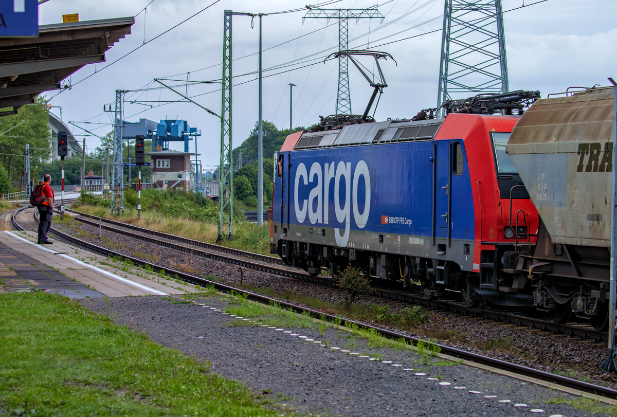 Auf dem Bahnhof Stralsund Rügendamm ist ein Güterzug mit der SBB Cargo Zuglok Re 482 044 auf dem Nebengleis eingefahren. Im Hintergrund ist die Eisenbahn-u. Strassenbrücke (Ziegelgrabenbrücke) zu sehen. - 07.08.2016