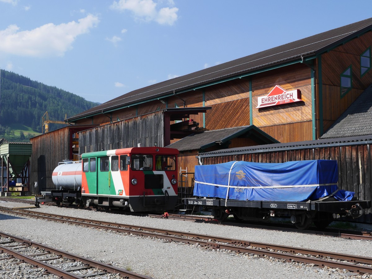 Auf dem Bahnhof Tamsweg (im Lungau) abgestellte Fahrzeuge der Murtalbahn; 13.08.2015
