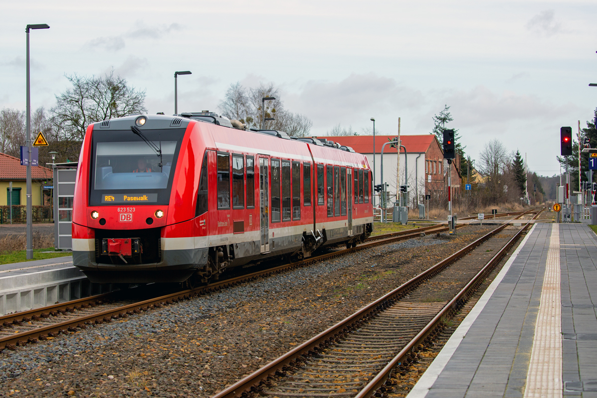 Auf dem Bahnhof Torgelow wurde 2018 der Mittelbahnsteig zurückgebaut, dafür bekam er neue Bahnsteige mit separaten Zugängen. Gerade fährt der Triebwagen 623 523 vom Bahnsteig 2 ab. - 02.02.2020