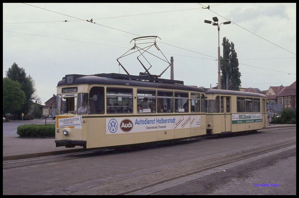 Auf dem Bahnhofsvorplatz in Halberstadt wartet am 19.5.1991 die Tram 46 mit ihrem Beiwagen 65 auf Fahrgäste.