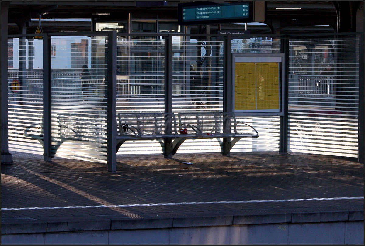 Auf dem Bahnsteig -

Die tiefstehende Dezembersonne kann auch einem sehr alltäglichen Motiv einen besonderen Reiz geben.

Bahnhof Stuttgart-Bad Cannstatt.

28.12.2015 (M)