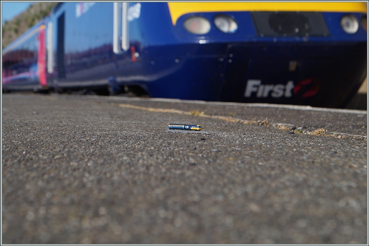 Auf dem Bahnsteig von Penzance steht auf einem 12 cm langen Gleisstück ein T Gauge HST 125 Triebkopf mit einem Zwischenwagen, im Hintergrund ist das Original zu erahnen.
21. Mai 2014
