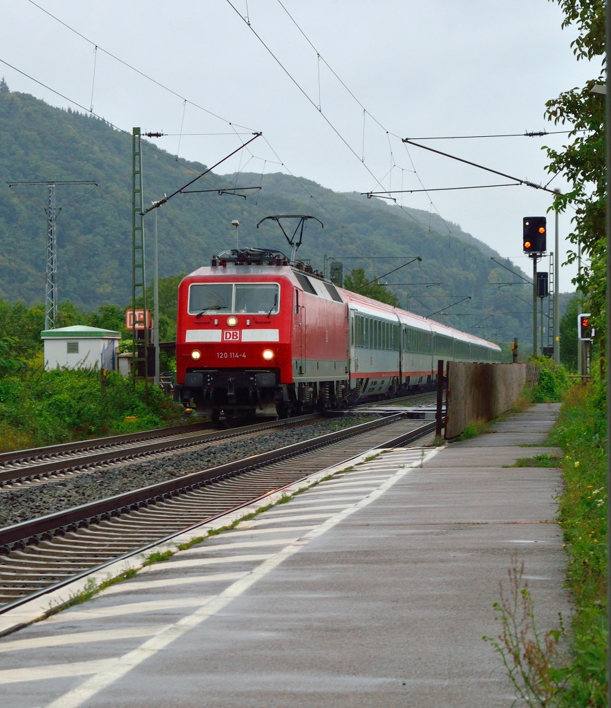 Auf dem Bahnbergang in Namedy ist dieser IC aus sterreichischen Wagen mit der 120 114-4 rheinaufwrts auf der linken Rheinseite unterwegs. 14.9.2013
