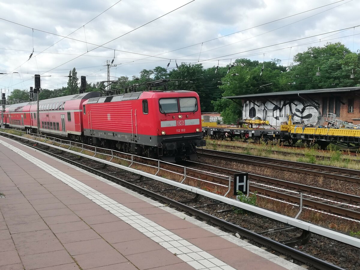 Auf dem Bild bringt 112 182 einen RE3  nach Berlin. Aufgenommen bei der Durchfahrt in Birkenwerder b.Berlin am 28.6.23.