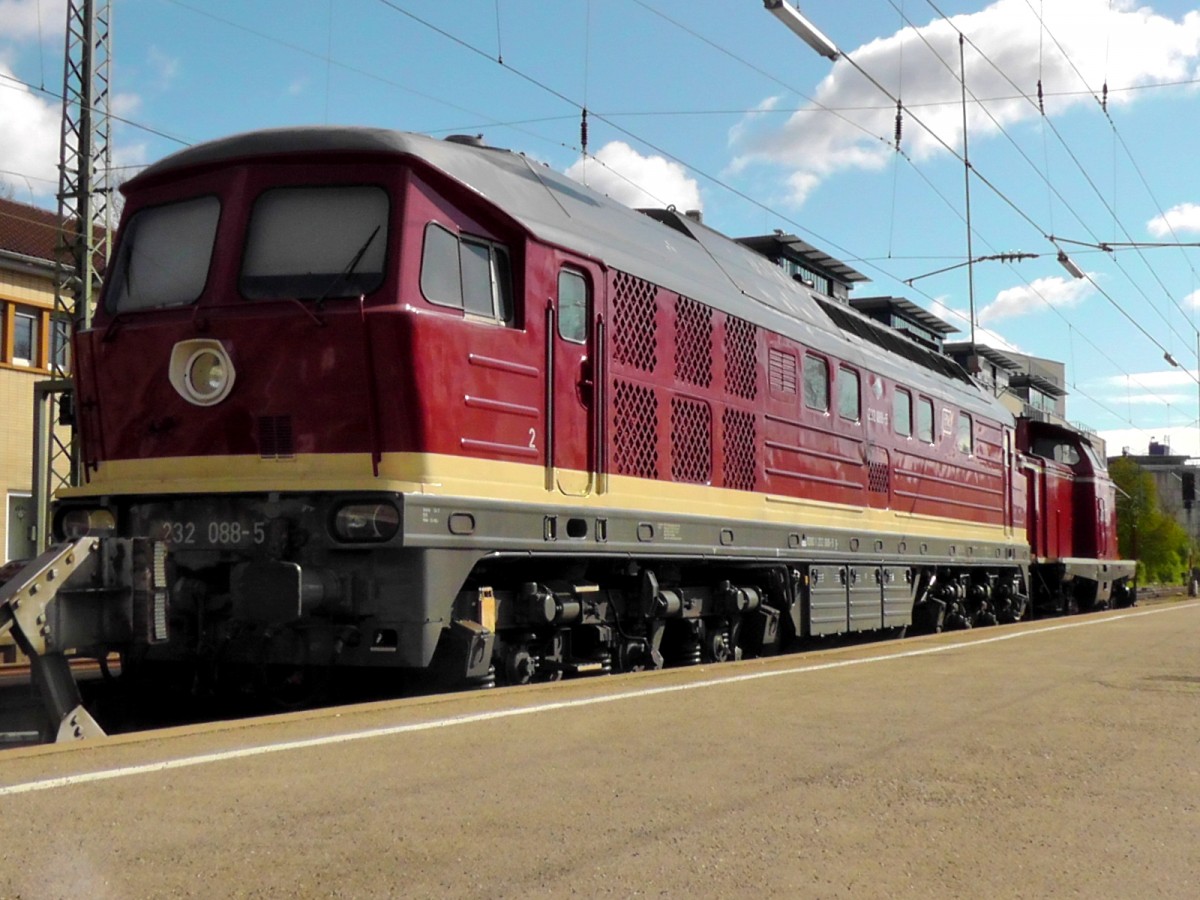 Auf dem Bild zu sehen sind 212 325 und 232 088. 
Die beiden Loks, welche der Efw gehören, standen am 1.4.12 im Tübinger Hauptbahnhof abgestellt. 