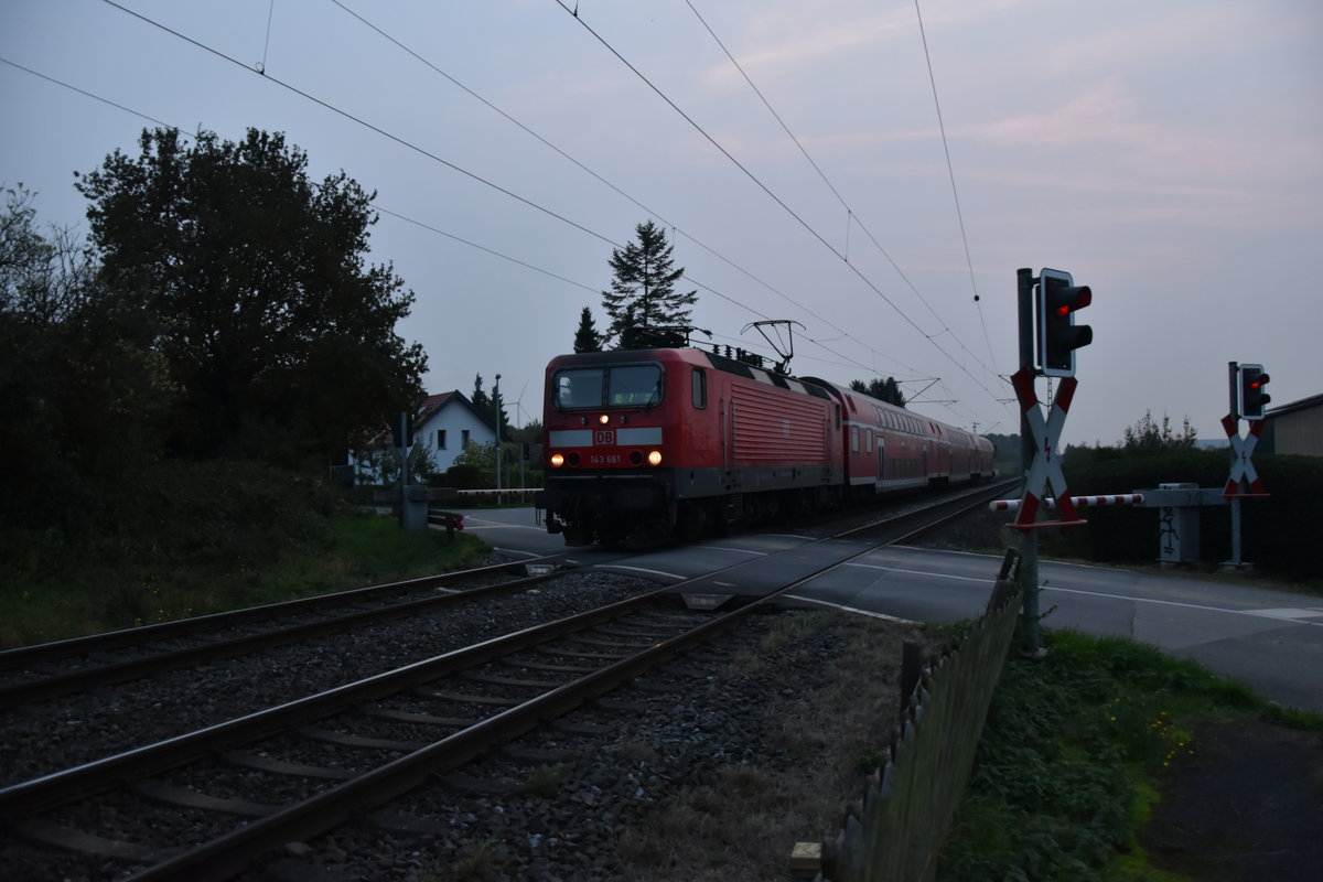 Auf dem Bü Fürther Hecke kommt die 143 661 nun wieder aus Mönchengladbach zurück und ist gen Koblenz fahrend zu sehen. 17.10.2017