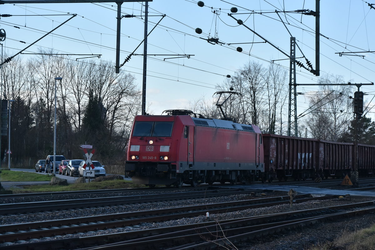 Auf dem BÜ Mittelstraßein Groß Gerau kommt die 185 245-8 mit einem Eaos-Wagenzug am Haken an dessen Ende eine Schublok angehängt ist. Der Zug ist in Richtung Klein Gerau unterwegs.