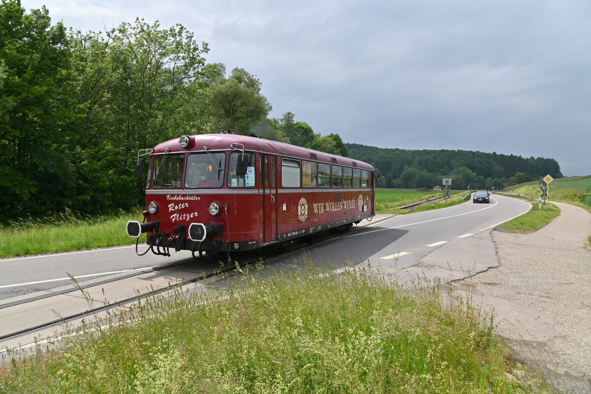 Auf dem Bü zwischen Helmholz und Untergimpern ist der  Rote Flitzer gen Hüffenhardt unterwegs. 6.6.2021