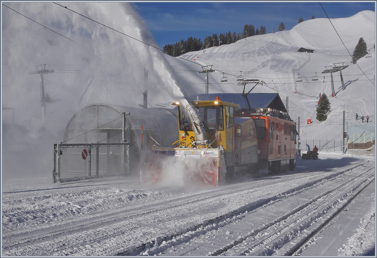 Auf dem Col-de-Bretaye (1808 müM) wird eindrücklich Schnee geräumt. Im Einsatz dazu sind die TPC HGem 2/2 943 und die Schneefräse 921. 

12. März 2019