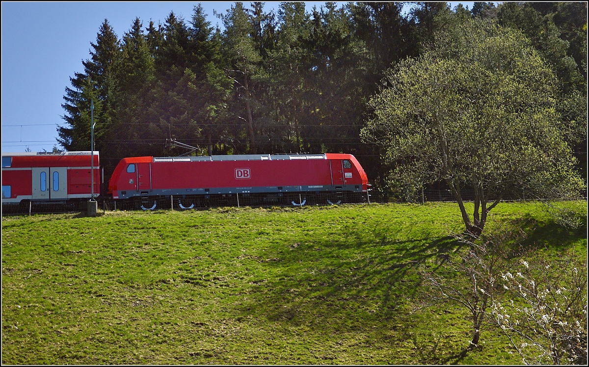 Auf dem Damm beim Hohnentunnel fährt 146 228-2 mit ihrem RE bergan Richtung Konstanz. Triberg, April 2015. 