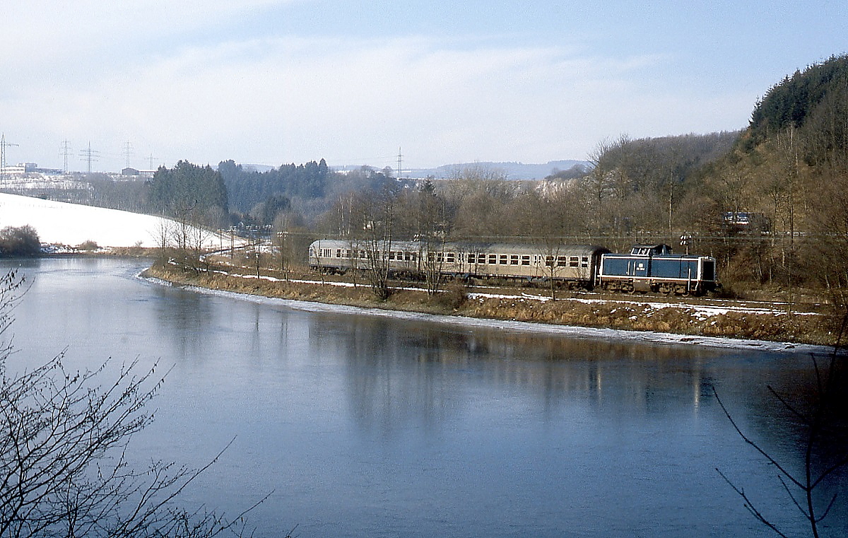 Auf dem Damm durch den Ahauser Stausee ist eine 212 Anfang der 1980er Jahre von Olpe nach Finnentrop unterwegs