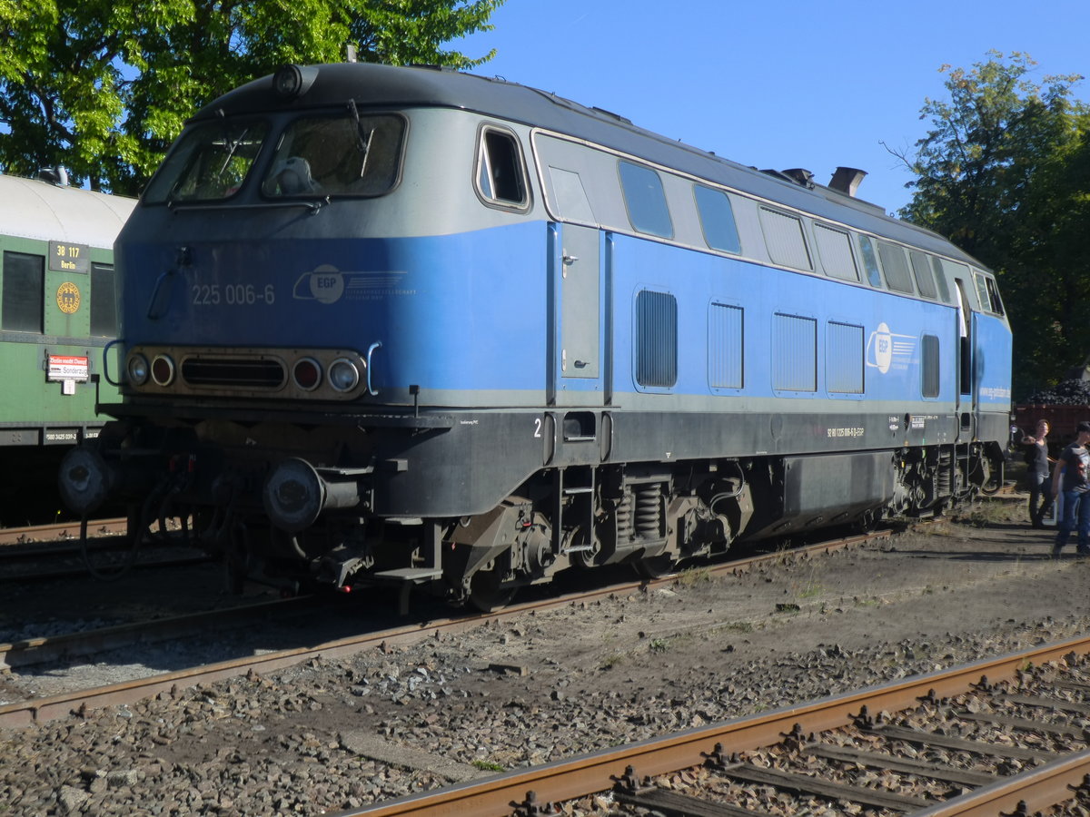 Auf dem diesjährigen Berliner Eisenbahnfest im ehem. Bw. Schöneweide war auch die Eisenbahngesellschaft Potsdam (EGP) mit 255 006-6 zu Gast. Nicht im Bild ein Werbestand der EGP- auch das muß sein! Aufgenommen 22.9.2019, Berlin Schöneweide.