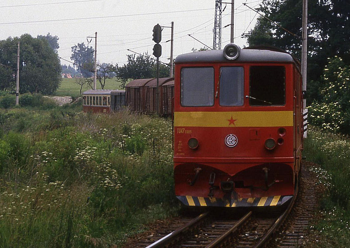 Auf dem Dreischienengleis kommt am 21.6.1988 die schmalspurige TU 47005 mit einem
GmP aus Richtung Obratan in Jindrichuv Hradec an.