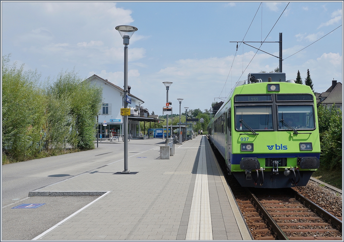 Auf dem einzigen (Stumpen)- Gleis in Büren an der Aare wartet der BLS Regionalzug 6572 au die Abfahrt nach Lyss. Als ich vor fast 40 Jahren in Büren an der Aare meine SBB Lehre begann, hatte der Bahnhof noch drei Gleis und es herrschte ordentlich Betrieb...

22. Juli 2020