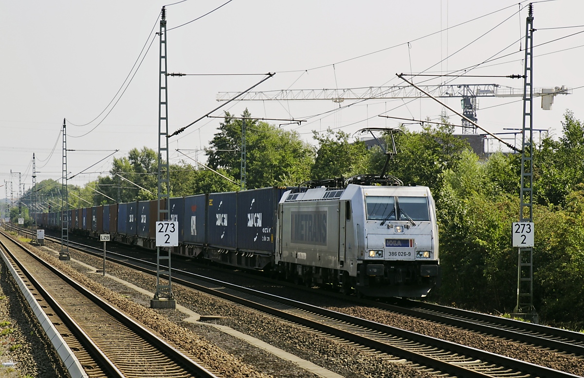 Auf dem  falschen  Gleis ist die 386 026-9 der Metrans am 26.08.2019 in Hamburg Allermöhe unterwegs, Grund ist eine Überholung durch einen ICE