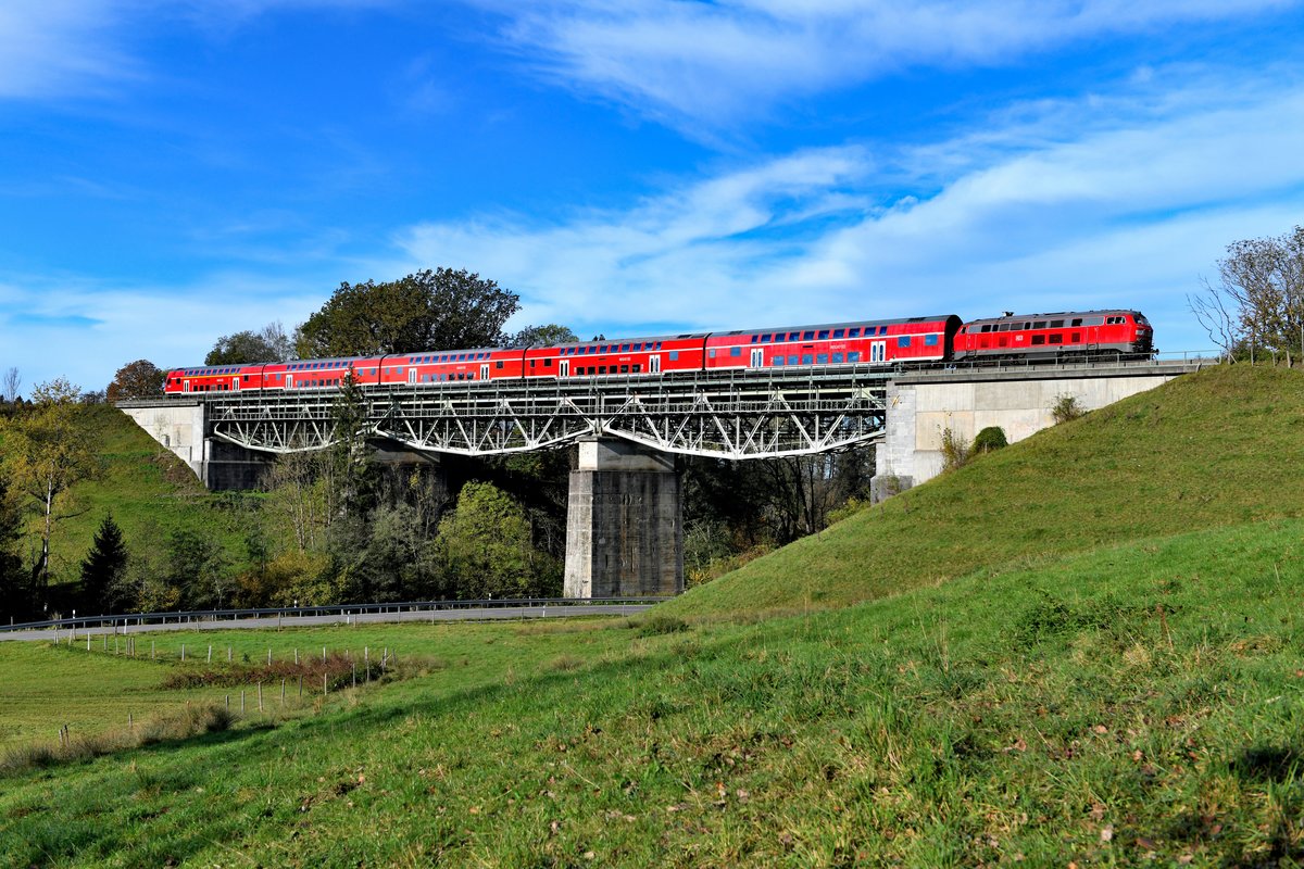 Auf dem Fischbauchträger-Viadukt bei Muthen konnte ich am 20. Oktober 2019 die 218 415 mit dem im Sommerhalbjahr verkehrenden Radexpress RE 57392 von München HBF nach Lindau fotografieren. Gerüchteweise soll diese Leistung nächstes Jahr nicht mehr lokbespannt, sondern mit Triebwagen der Baureihe 612 erbracht werden. Möglicherweise war das dann das letzte Bild eines lokbespannten Zuges von DB Regio auf dem Streckenabschnitt zwischen Kempten und Lindau, denn an diesem Tag fand die letzte Fahrt in dieser Saison statt. 