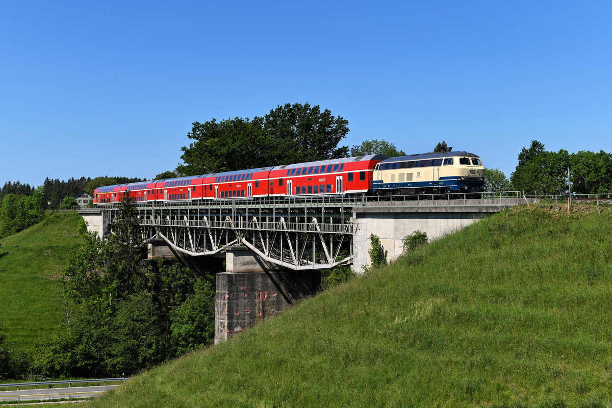 Auf dem Fischbauchträger-Viadukt bei Muthen konnte ich am 21. Mai 2020 die 218 446 mit dem im Sommerhalbjahr verkehrenden Radexpress RE 57392 von München HBF nach Lindau zum zweiten Mal an diesem Tage fotografieren. Ein längerer Aufenthalt in Immenstadt macht eine Zugverfolgung problemlos möglich. Dankenswerterweise ließ mich der gerade anwesende Bauer auf seine Wiese, so daß eine Aufnahme des neuen ozeanblau-beigen Schmuckstücks des Bh Kempten von einem höheren Standpunkt möglich war.  