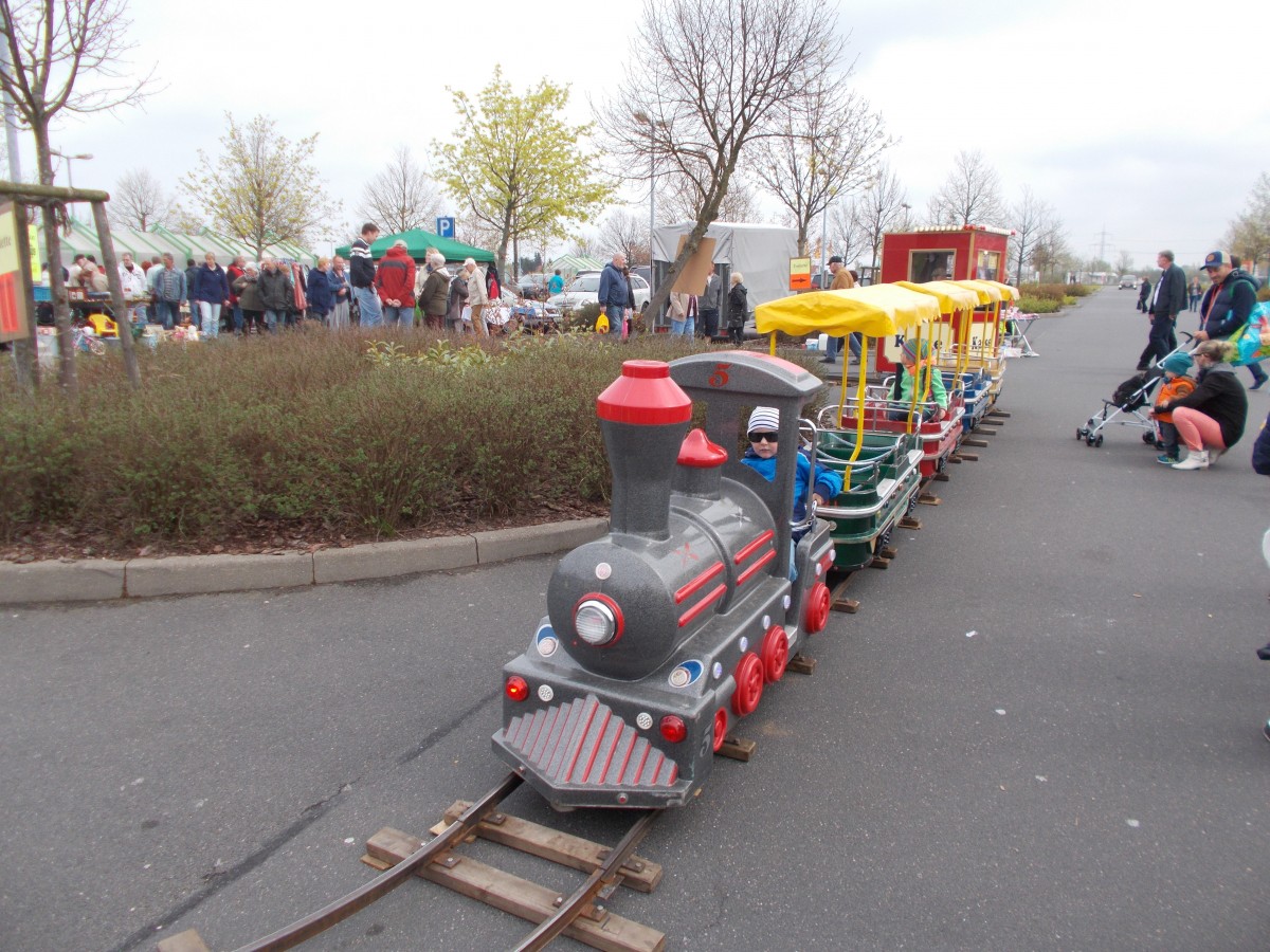 Auf dem Flohmarkt,am 26.April 2015,in Rostock Roggentin drehte diese Bahn für Kinder ihre Runden.