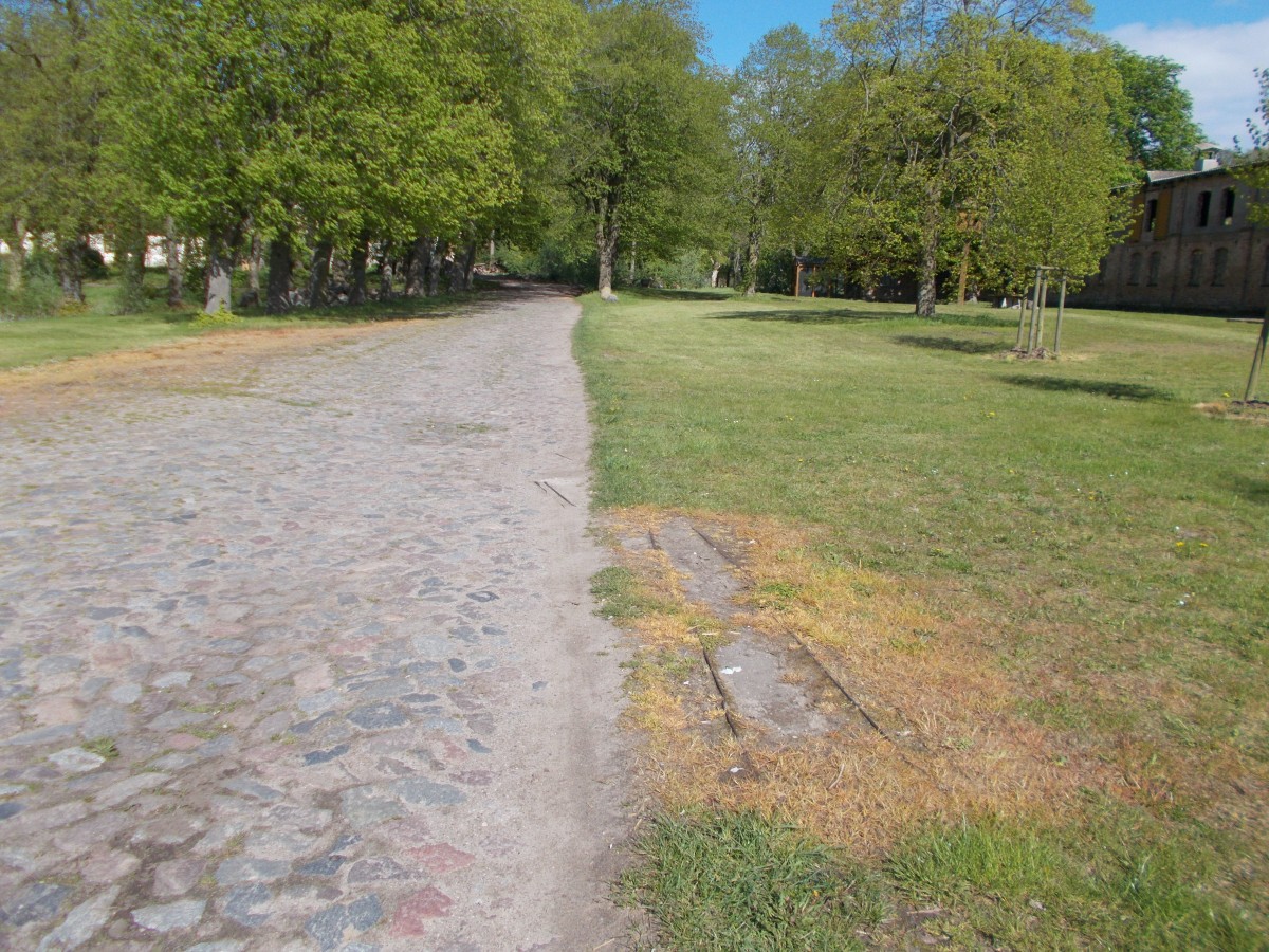 Auf dem frühren Gutshof Parchow(gelegen zwischen Wiek und Fährhof auf Rügen)sind immer noch Reste einer Pferdebahn zufinden.Neben Gleisreste findet man auch Reste einer Schleppweiche.Aufnahme am 10.Mai 2015.