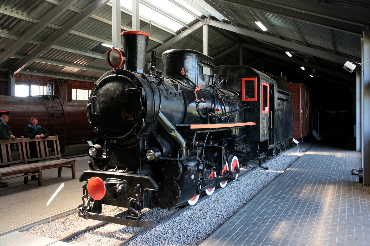 Auf dem Gelände des Bf Anyksciai befindet sich auch ein kleines Eisenbahnmuseum, in der Fahrzeughalle steht Kч4-107, gebaut von Škoda in Plsen 1949, mit der Fabr.-Nr. 2032. (12.05.2017)    