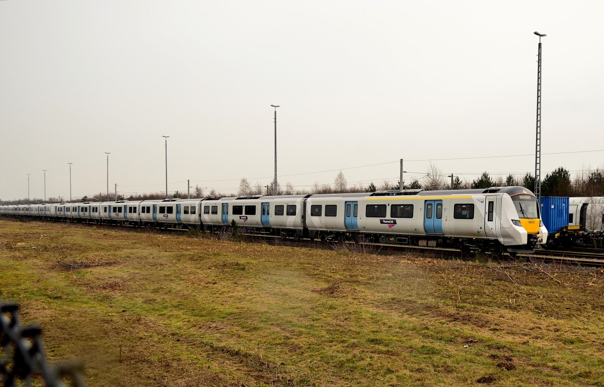 Auf dem Gelände in Wegberg Wildenrath ist der 700101 von Thameslink zusammengebaut als kompletter Zug abgestellt. Das Foto entstand vorm Zaun an der Friedrich-List-Allee aus. PCW 13.2.2016