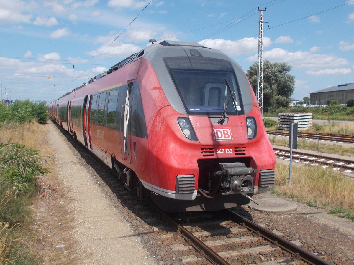 Auf dem Gleis 3 wurde,am 11.August 2019,der 442 133 in Prenzlau abgestellt.Aufnahme vom Bahnsteigende Gleis 3.