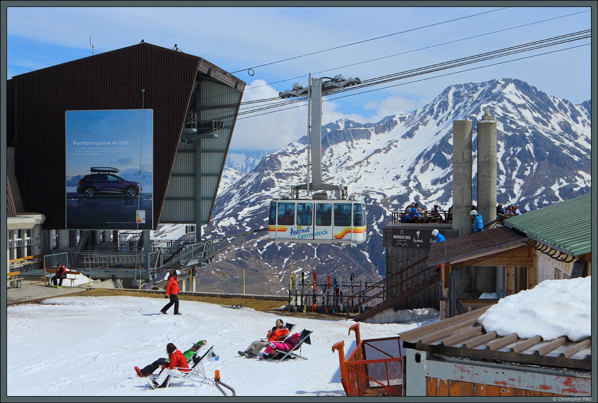 Auf dem Gurschen liegt die Mittelstation der Seilbahn von Andermatt zum Gemsstock. Gut gefüllt mit Wintersportlern setzt sich am 21.04.2022 eine Gondel Richtung Gipfel in Bewegung. Seit 1990 ist die Seilbahn in dieser Form im Einsatz.