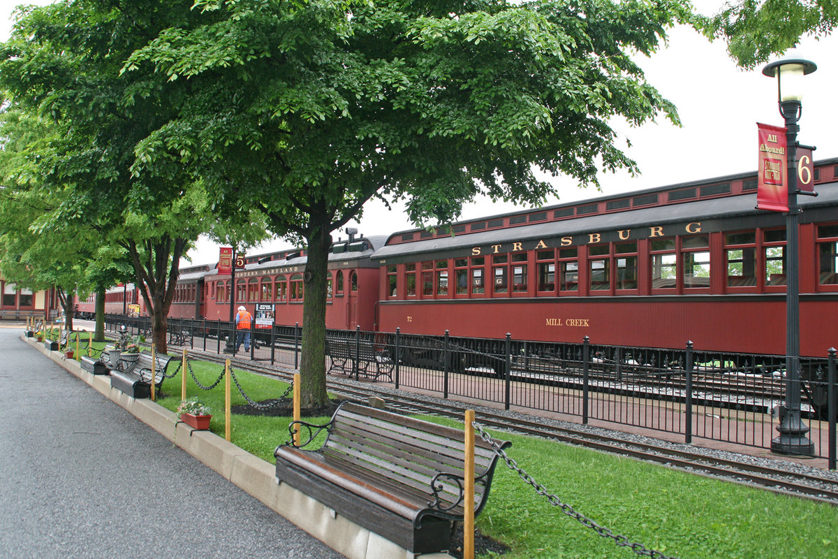 Auf dem gut gepflegten Gelände der Strasburg Rail Road in Strasburg, Pennsylvania / USA stehen die historischen Personenwagen für die Passagiere bereit. Sie werden am 17. Mai 2018 zusammen mit der Baldwin Dampflokomotive 2-10-0 Nr. 90 zwischen Strasburg und Paradise pendeln.