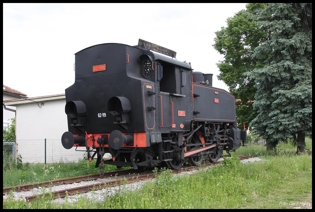 Auf der dem Hauptgebäude des Bahnhofs Dobova gegenüber liegenden Seite hat man diese dreiachsige Tenderlok 61-119 ex Slovanski Brod als Denkmal aufgestellt. Am 24.5.2017 hielt ich sie hier im Bild fest.