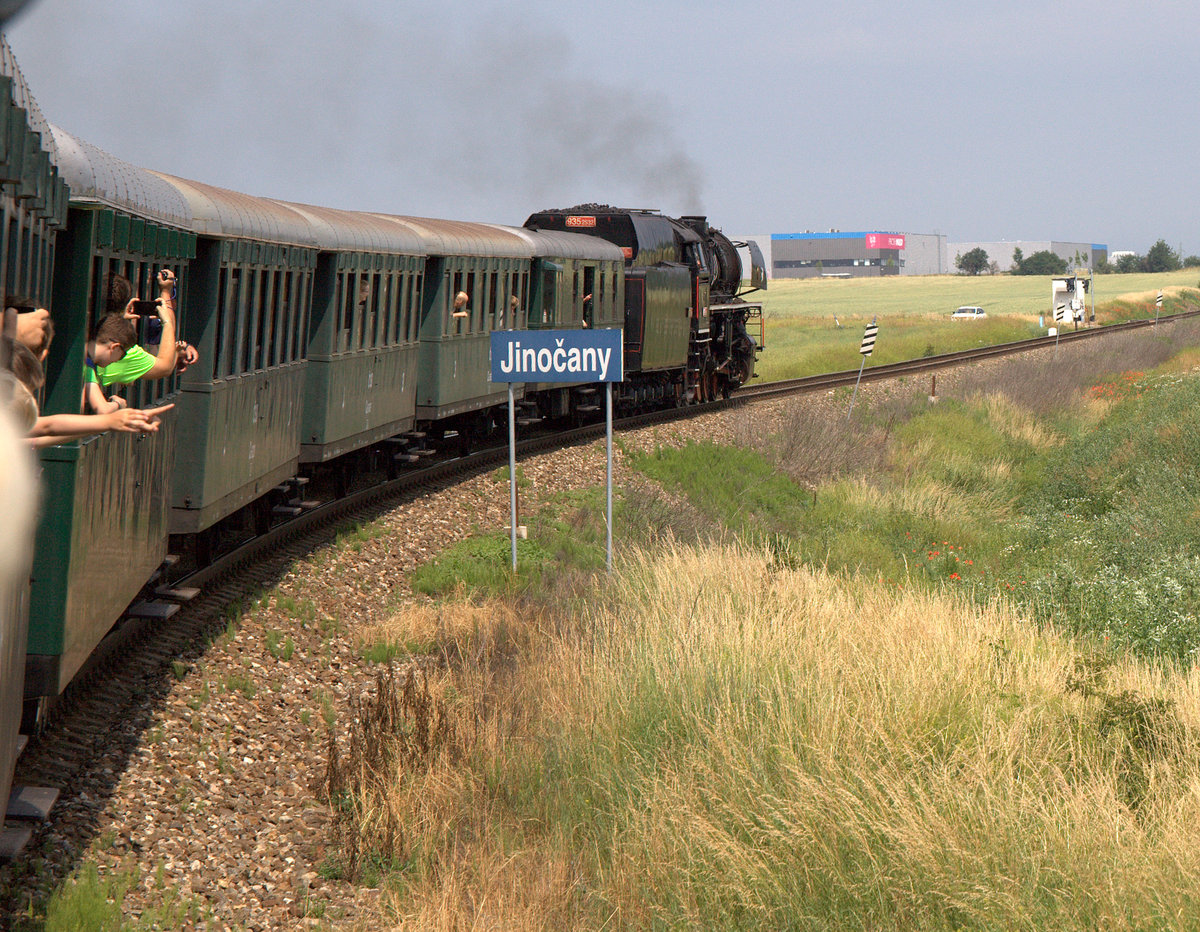 Auf dem Hochland um Prag der Sonderzug  Hrbatou a Semmeringem  am Haltepunkt
22.06.2019  10:47 Uhr.Bei Jinocany. Noch ahnt keiner, dass die Fahrt auf Grund eines Luftpumpenschadens vorzeitig endet. 556 0506 hat wenig Mühe den Sonderzug zu befördern.