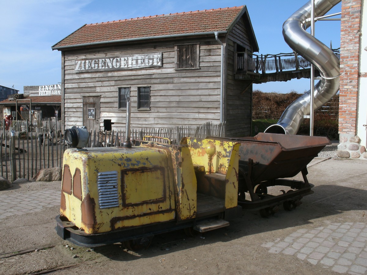 Auf dem  Karl`s Erlebnishof bei Rövershagen fährt für die Kinder diese kleine Feldbahn.Aufgenommen am 23.März 2014.