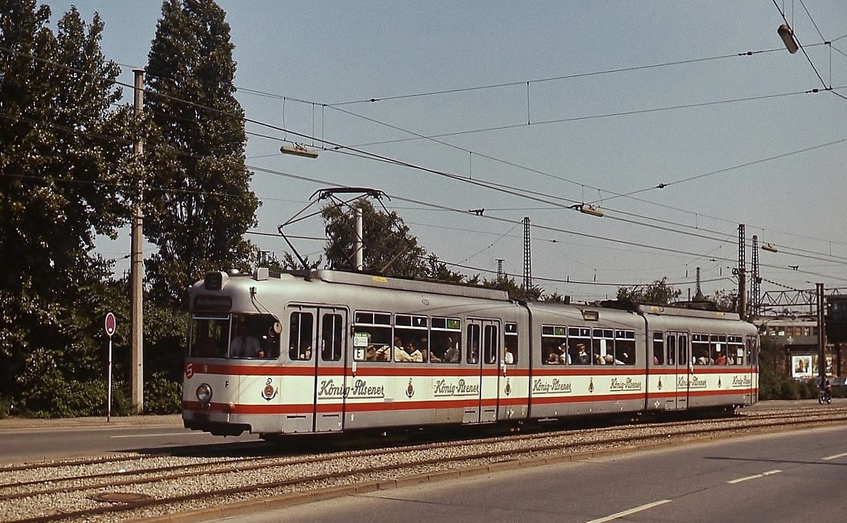 Auf dem Königswall in der Nähe des Dortmunder Hauptbahnhofes ist der GT8ZR 9 im Sommer 1979 unterwegs