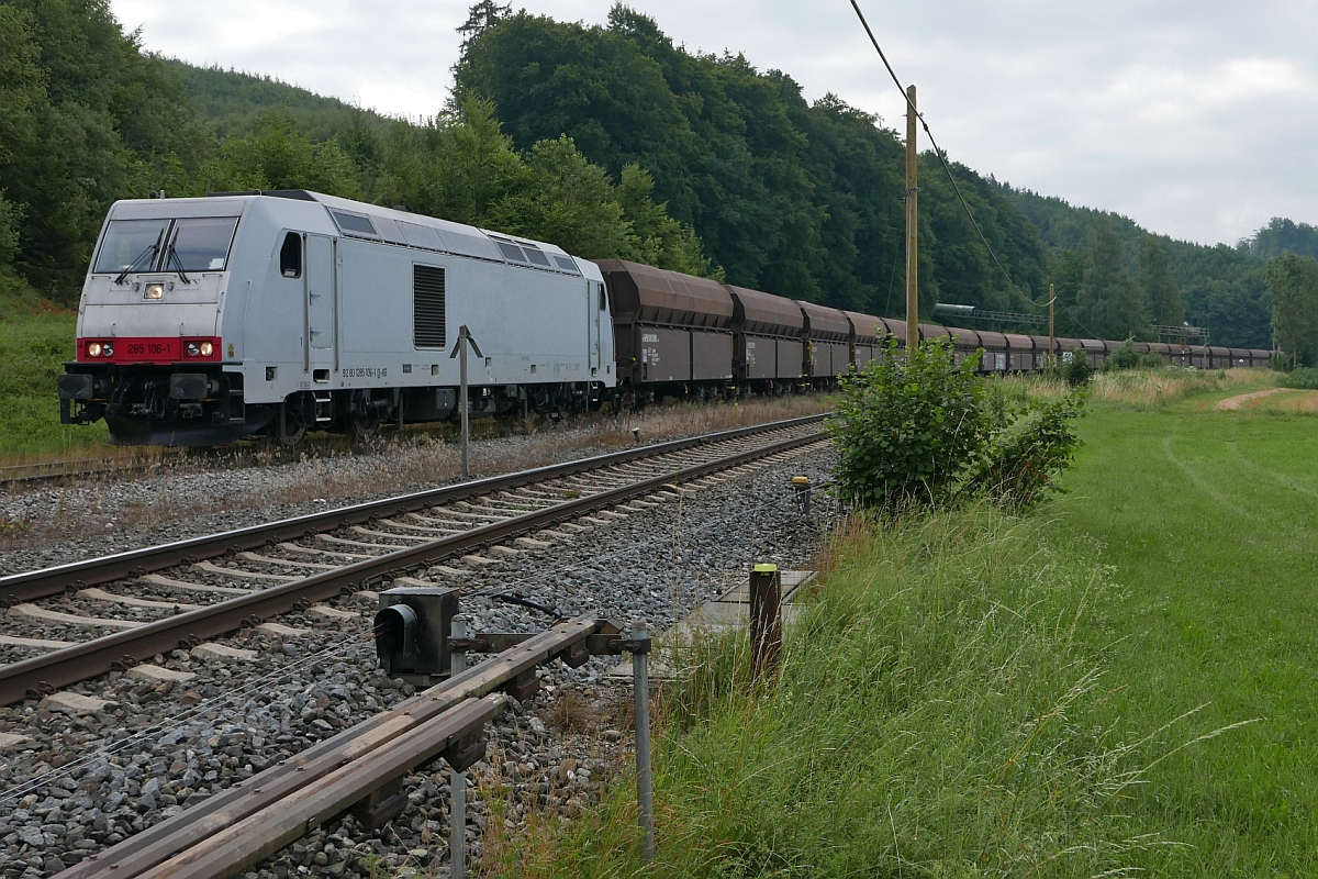 Auf dem Ladegleis zieht 285 106-1 Wagen für Wagen vom 'Roßberger Kieszug' nach vorne, damit die unter dem Förderband stehenden Wagen mit Kies befüllt werden können (Roßberg, 13.07.2017).