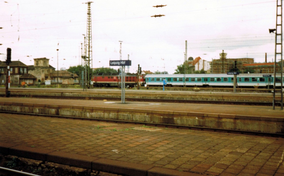 Auf dem Leipzig Hbf Hauptbahnhof (1998 Scan)