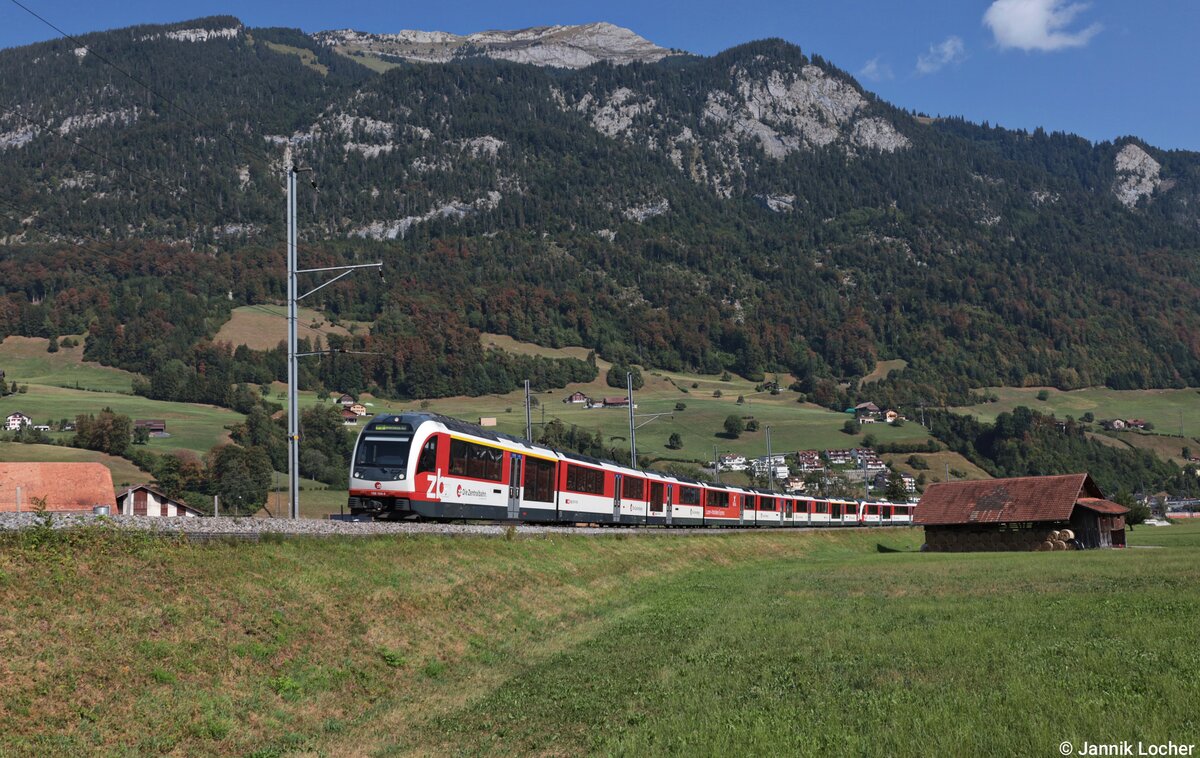 Auf dem Luzern-Interlaken-Express der Zentralbahn verkehren meist ein Adler und Fink in Doppeltraktion. Am Morgen des 5. August 2026 kamen der ABeh 150 104+160 006 als PE 2920 nach Interlaken Ost unter dem Pilatus bei Alpnachstad vorbei. 