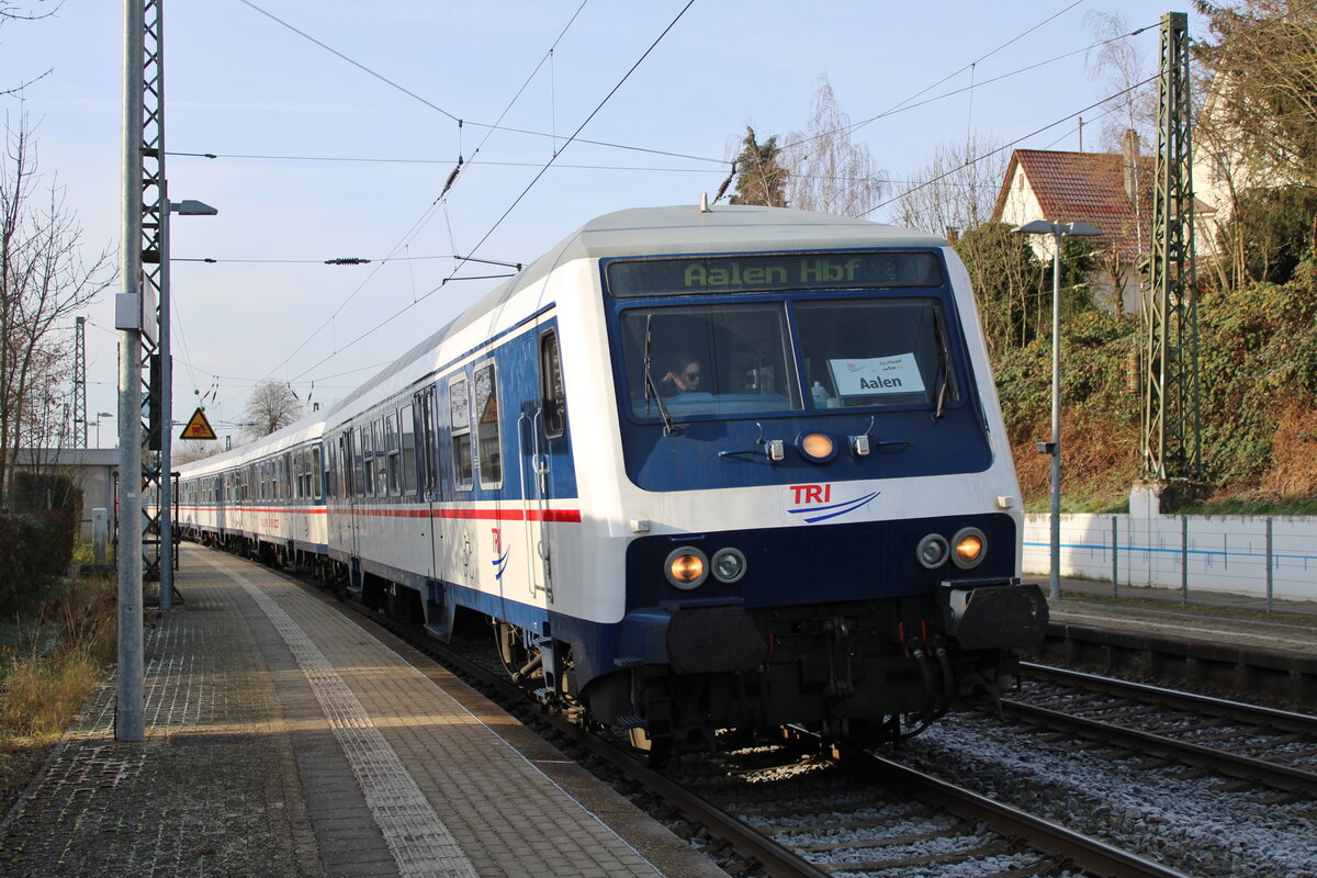 Auf dem MEX13 ist seit Fahrplanwechsel ein Ersatzzug von TRI für GoAhead zwischen Stuttgart und Aalen unterwegs. Am 13.12.2022 verlässt der Ersatzzug Mögglingen zur Fahrt nach Aalen.