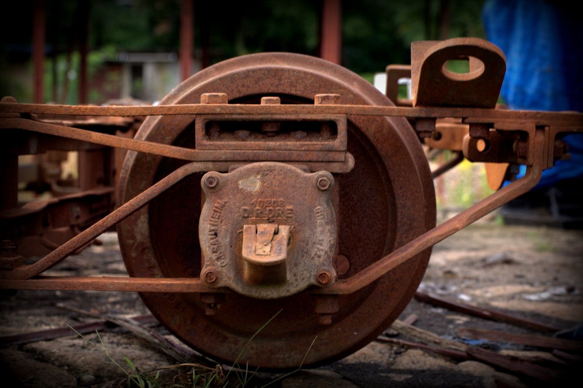 Auf dem  Museumsfreigelnde  in Radebeul Ost kann auch ein in die Jahre gekommenes
Drehgestell betrachtet werden.17.08.2013, gegen Abend.