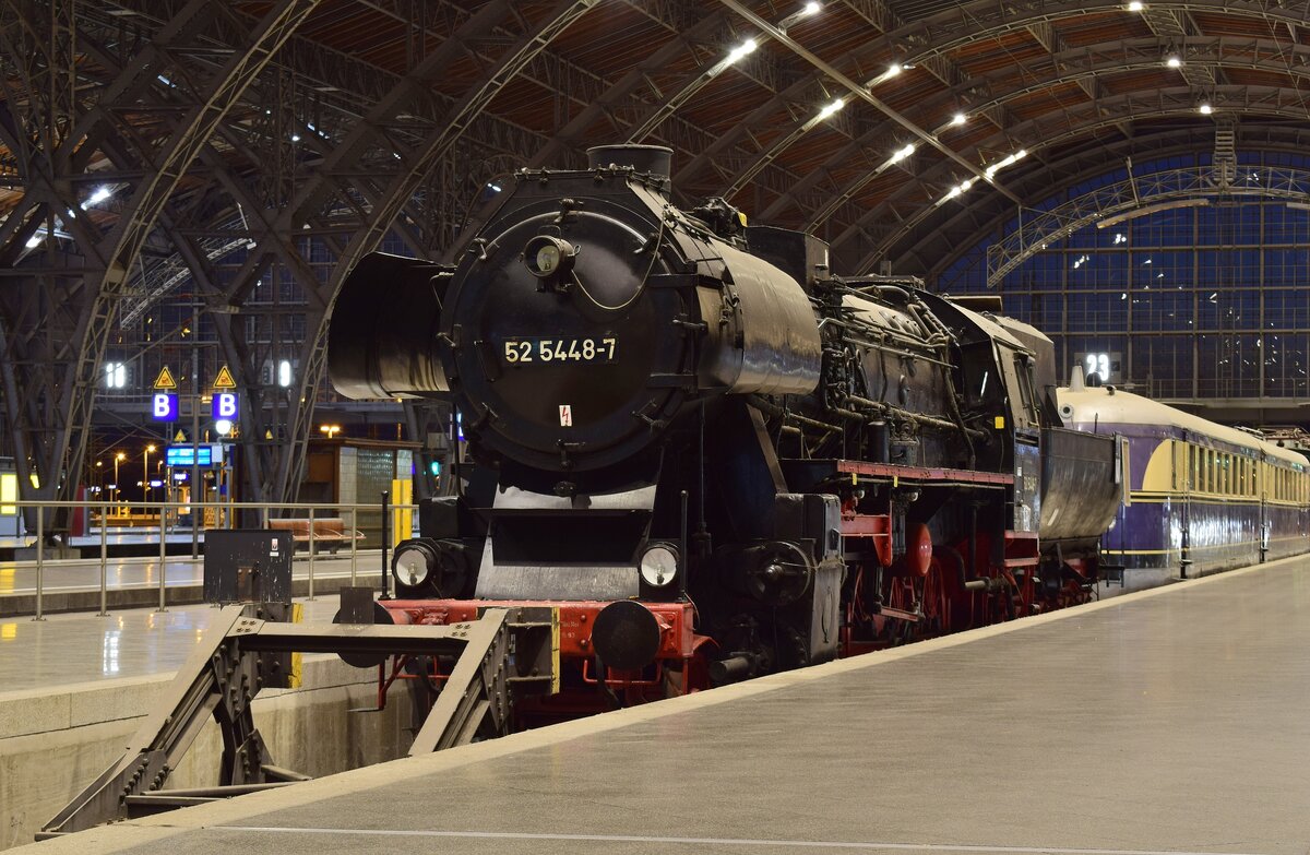 Auf dem Museumsgleis in Leipzig Hbf steht 52 5448-7 abgestellt.

Leipzig 07.08.2021