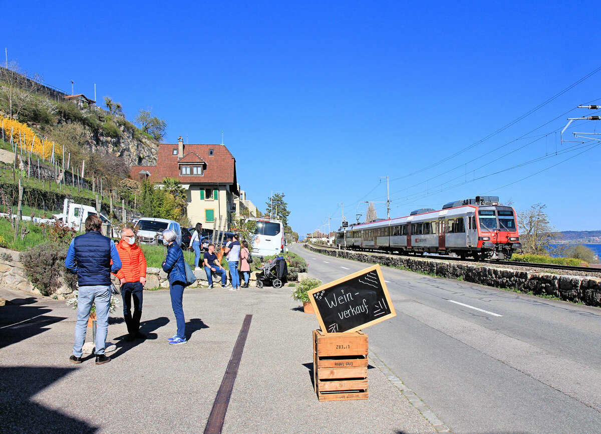 Auf dem noch einspurigen Abschnitt am Bielersee, bei Ligerz. Durchfahrt eines Domino-Zugs (geführt von Steuerwagen ABt 39-43 855, gestossen von 560 263). 4.April 2021  