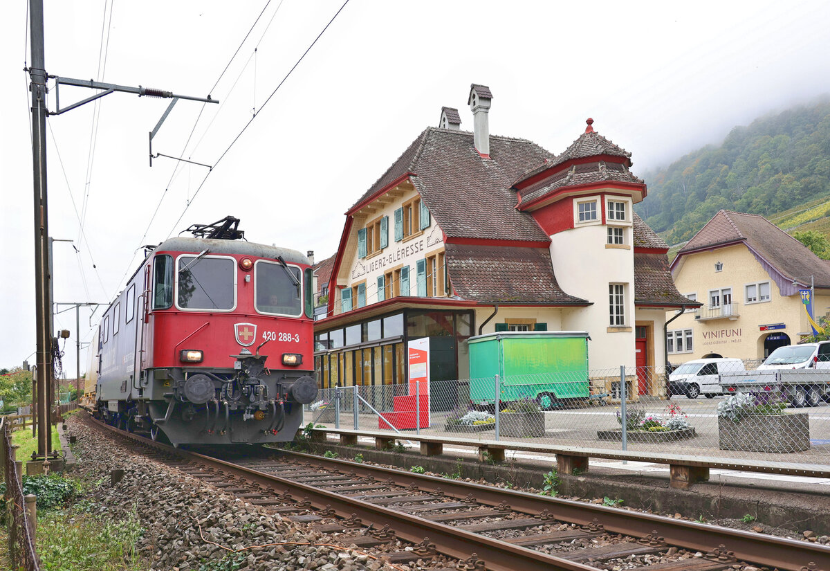 Auf dem noch einspurigen Abschnitt am Bielersee in Ligerz: Bereits ist der Bahnhof Ligerz/Gléresse stillgelegt und nur noch mit dem Bus erreichbar. Durchfahrt eines Postzugs mit Lok 420 288 mit besonderer Kupplung. 8.Oktober 2025 