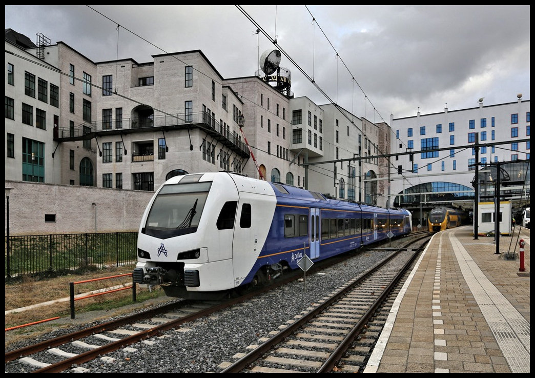 Auf dem nördlichen Bahnhofsgleis des Bahnhof Heerlen wartete am 9.11.2022 um 14.21 Uhr der ET 555-3 von Arriva auf seinen nächsten Einsatz.