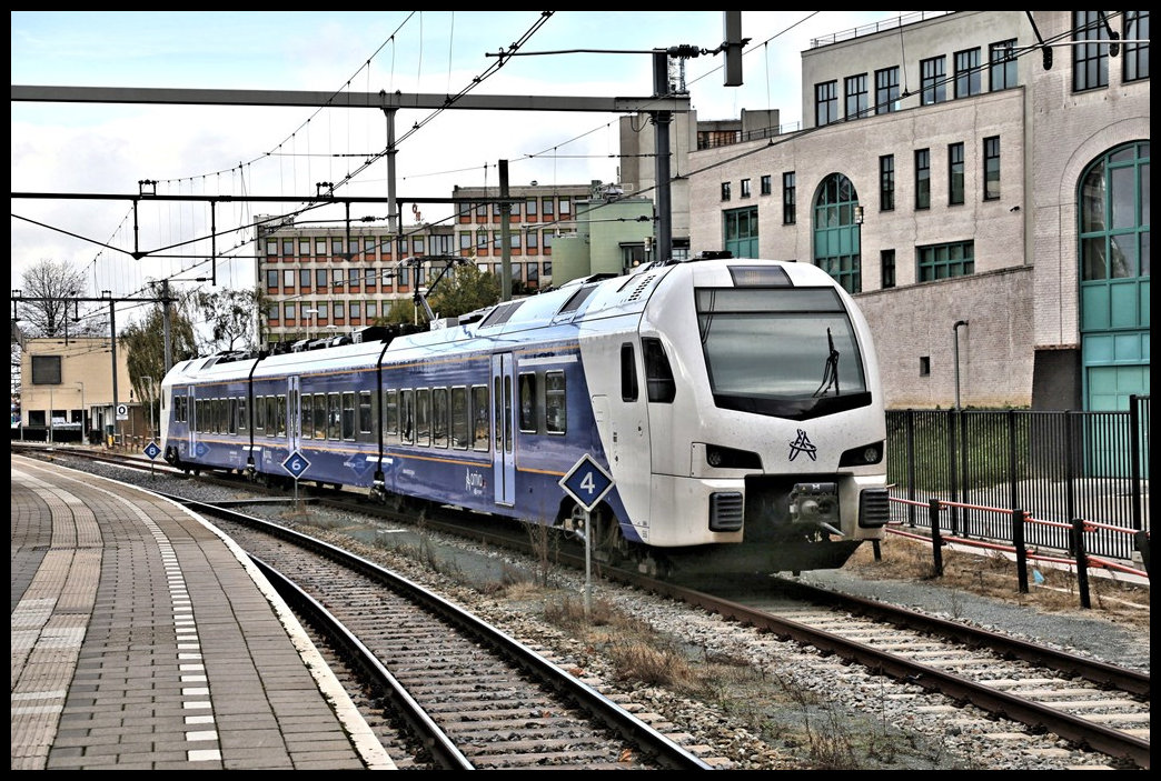 Auf dem nördlichen Bahnhofsgleis des Bahnhof Heerlen wartete am 9.11.2022 um 14.21 Uhr der ET 555-3 von Arriva auf seinen nächsten Einsatz.