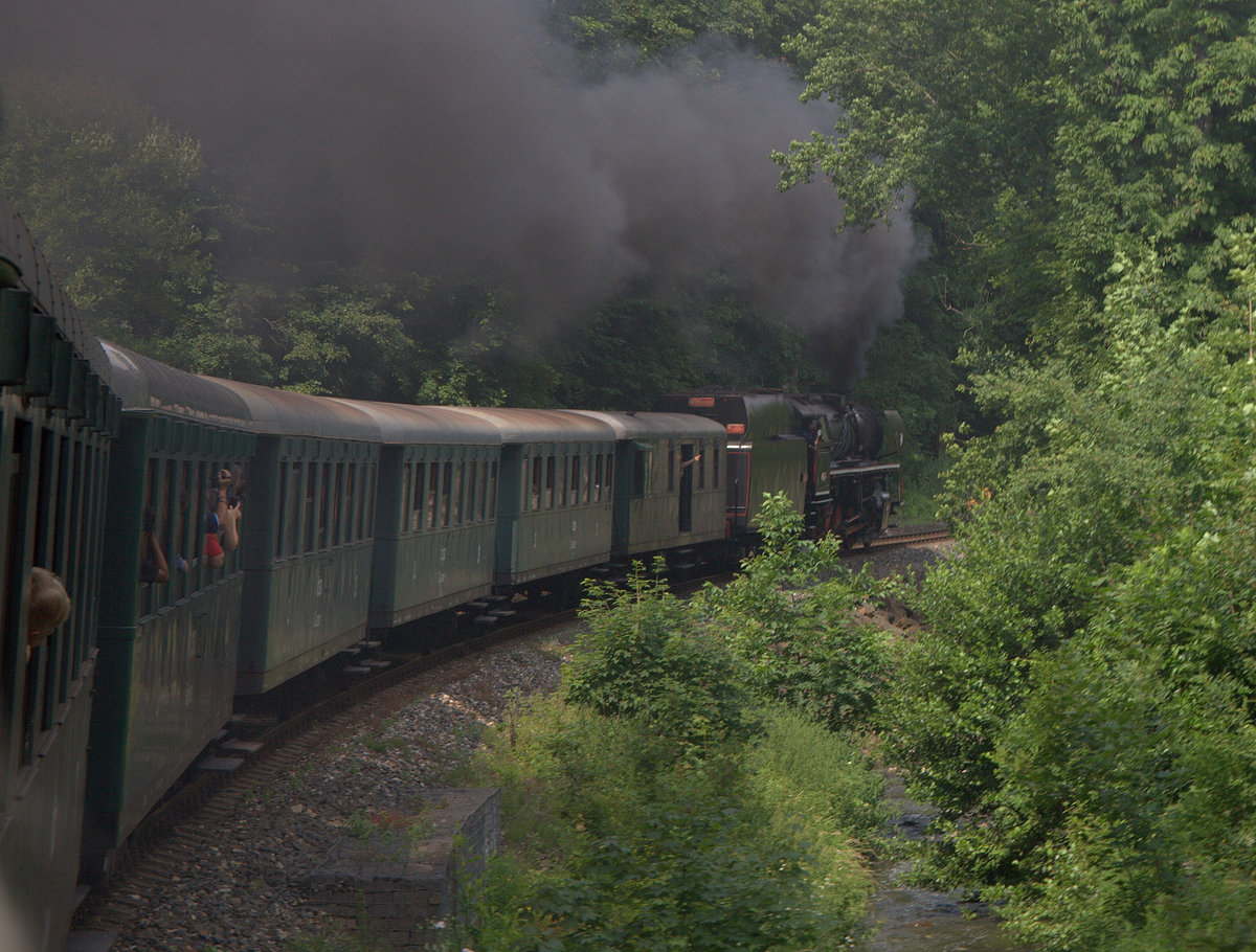 Auf dem Prager Semmering, der Sonderzug  Hrbatou a Semmeringem  schlängelt sich durch ein Moldau-Seitental auf das Hochland rund um Prag.22.06.2019 10:32 Uhr. Nähe Praha Holyne.