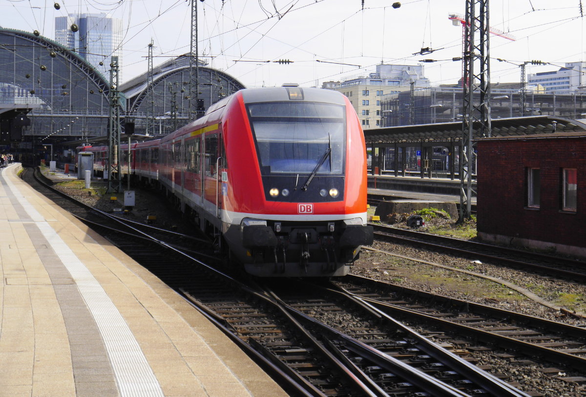 Auf dem RE Frankfurt - Würzburg gibt es immer noch Weidener Züge. Hier verlässt ein Zug Steuerwagen voraus und geschoben von einer 111 Gleis 6 in Frankfurt Hbf (9.4.16). 
