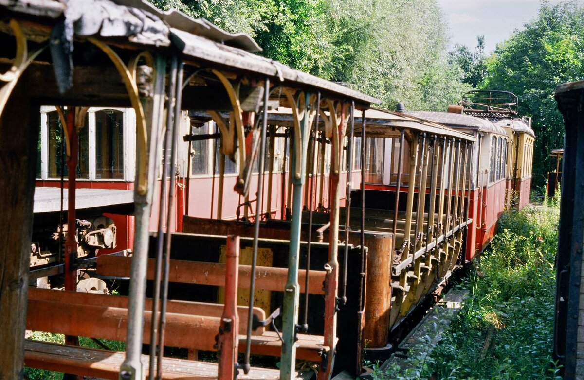 Auf dem Remisengelände der Lendcanaltramway Klagenfurt (am Wörthersee) befanden sich 1986 sehr viele noch unrestaurierte Schätze aus der Straßenbahnwelt.
Datum: 25.08.1986