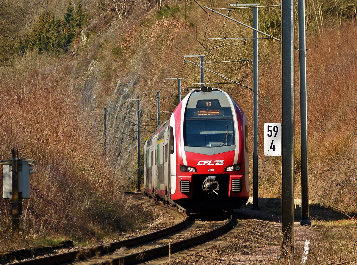 Auf dem renoviertem Wanderweg zwischen Goebelsmhle und Kautenbach kann die luxemburgische Nordstrecke bei Kilometer 59,4 zusammen mit dem CFL KISS Z 2301 fotografisch festgehalten werden. 30.03.2019 (Hans)