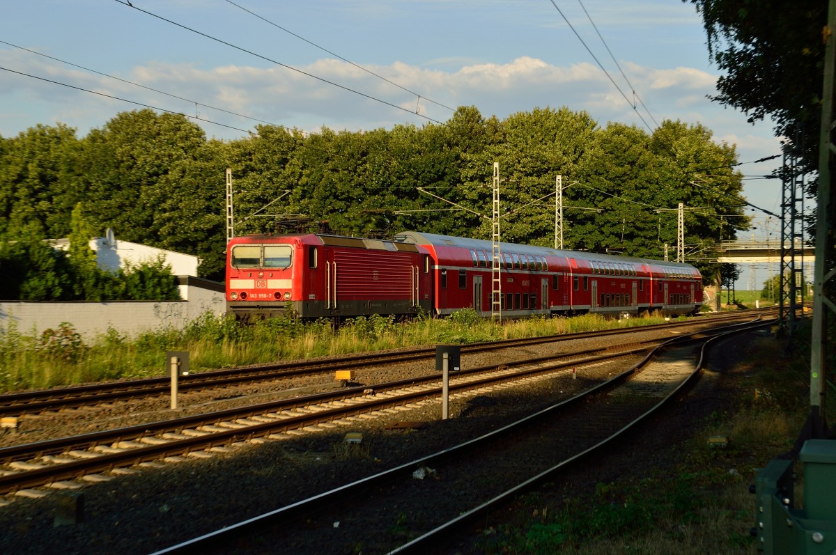 Auf dem Richtungsgleis nach Grevenbroich fhrt gerade eine RB 27 nach Mnchengladbach durch die sdliche Bahnhofseinfahrt nach Rommerskirchen ein. Freitag den 16.8.2013