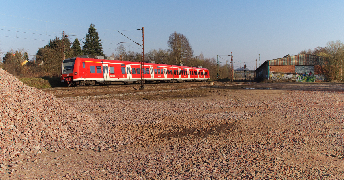 Auf dem  Roten Planeten . Rötliche Töne überwiegen an diesem Tag an der alten E-94 halle in Bous. 425 129 ist als RB Homburg - Trier unterwegs und strebt aus Bous kommend nun dem Bahnhof Ensdorf zu. Bahnstrecke 3230 Saarbrücken - Karthaus 17.03.2016. 