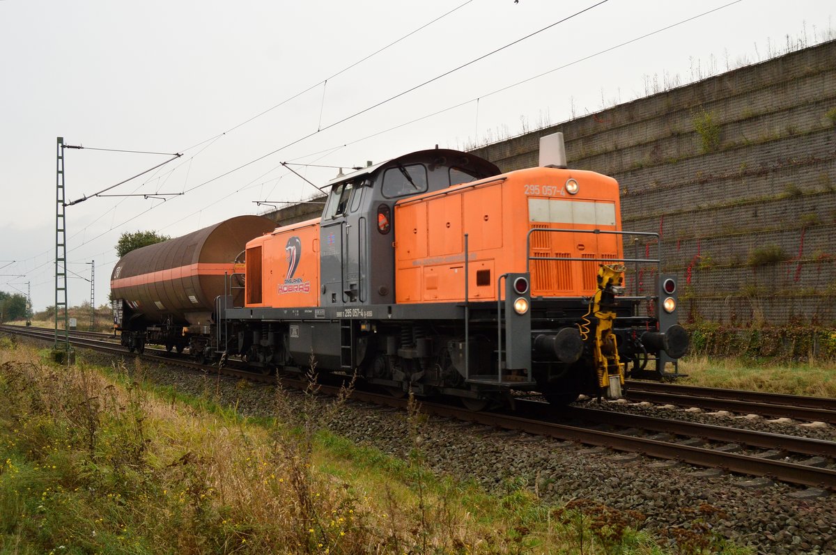 Auf dem Rückweg aus Dormagen kommt diesmal die 295 057-4 mit nur einem Kesselwagen durch Allerheiligen. 21.10.2016